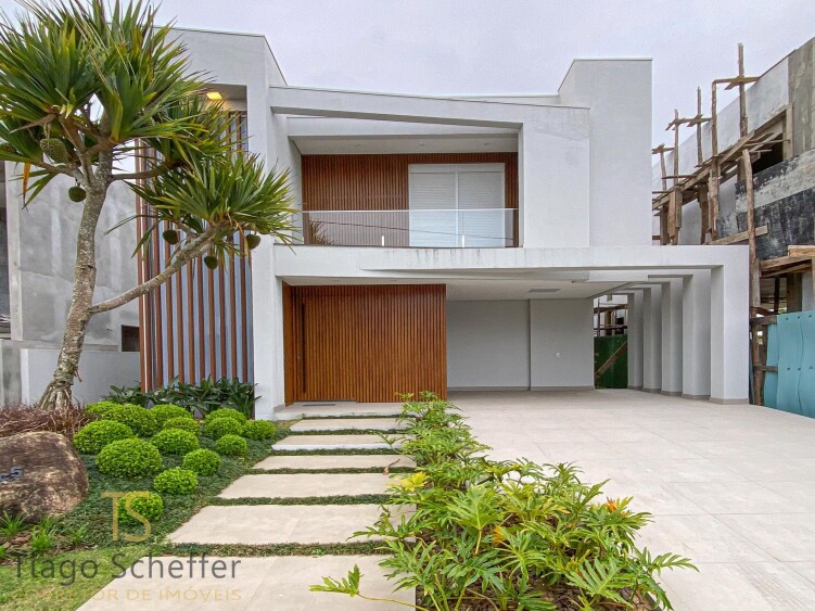 Casa com 4 dormitórios  em Torres 