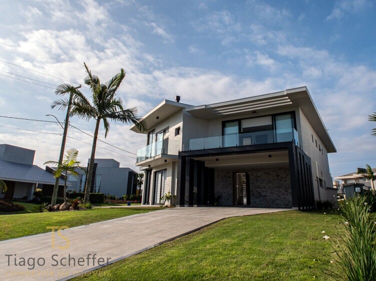 Casa com 5 dormitórios  em Torres 