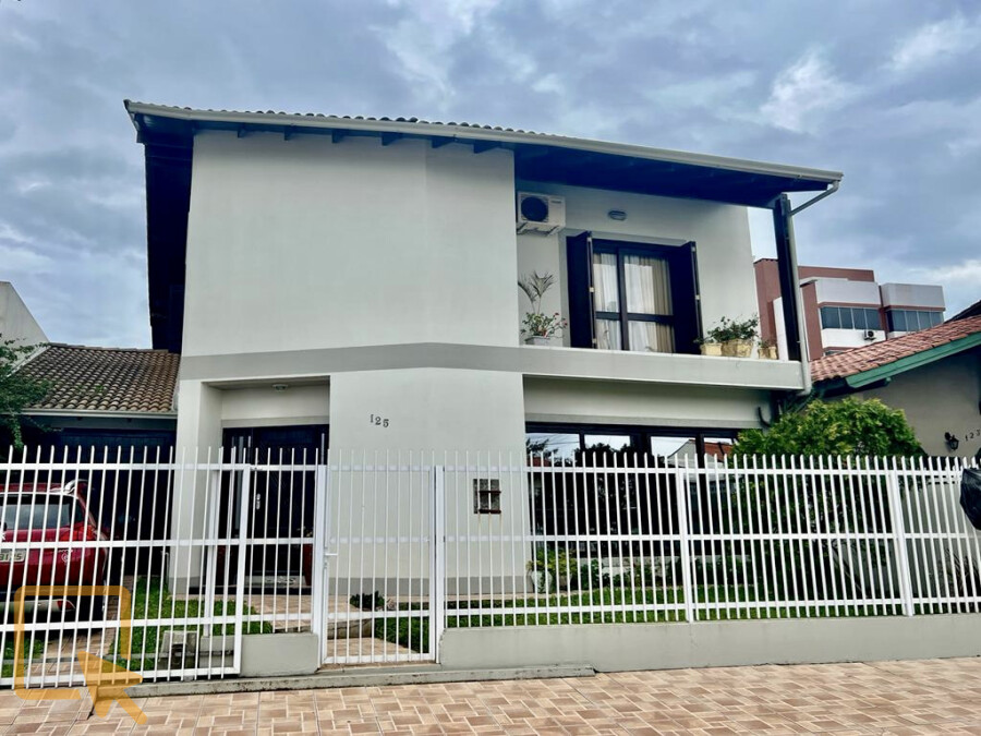 1 - Casa com 4 dormitórios  em Torres  em torres Centro