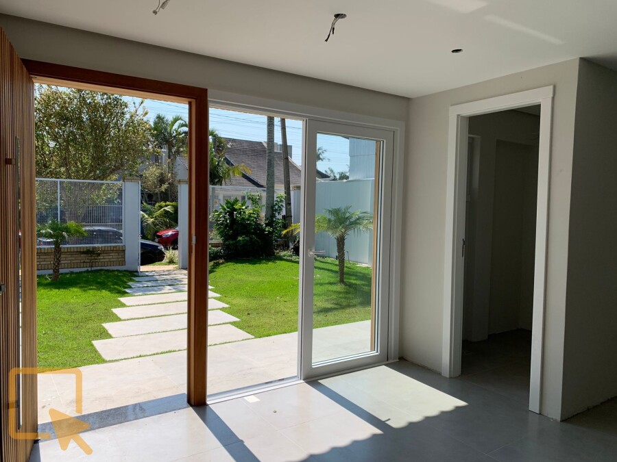 1 - Casa com 4 dormitórios  em Torres  em torres Praia da Cal