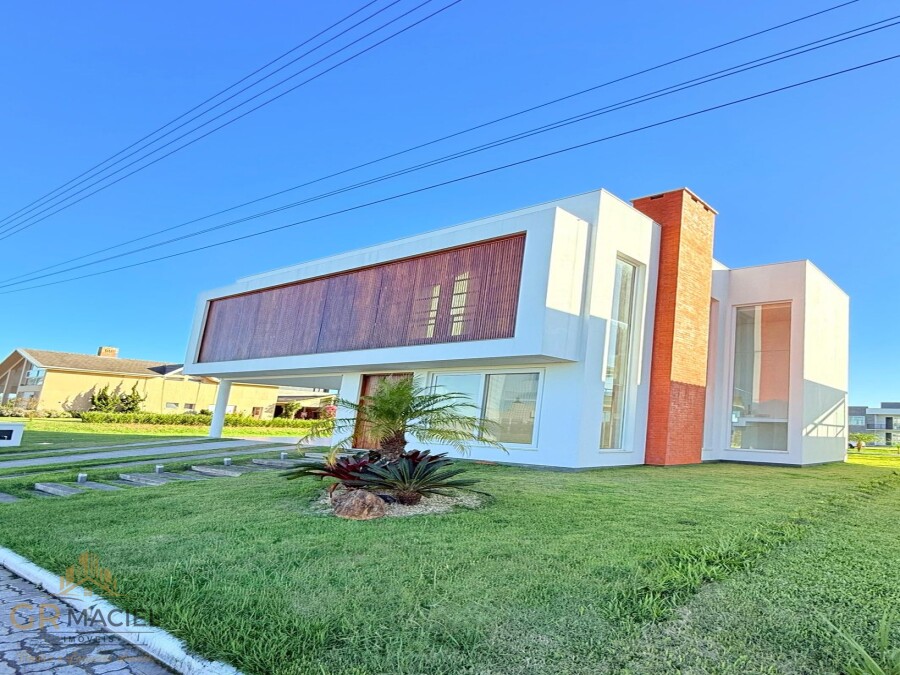 Casa com 4 dormitórios  em Passo de Torres 