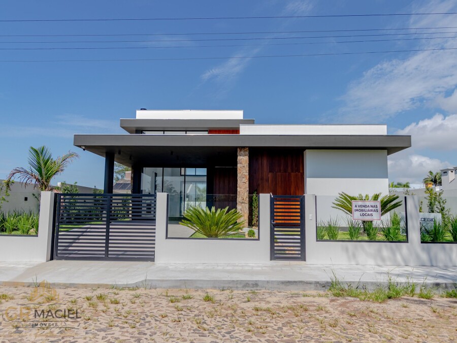 Casa com 4 dormitórios  em Passo de Torres 