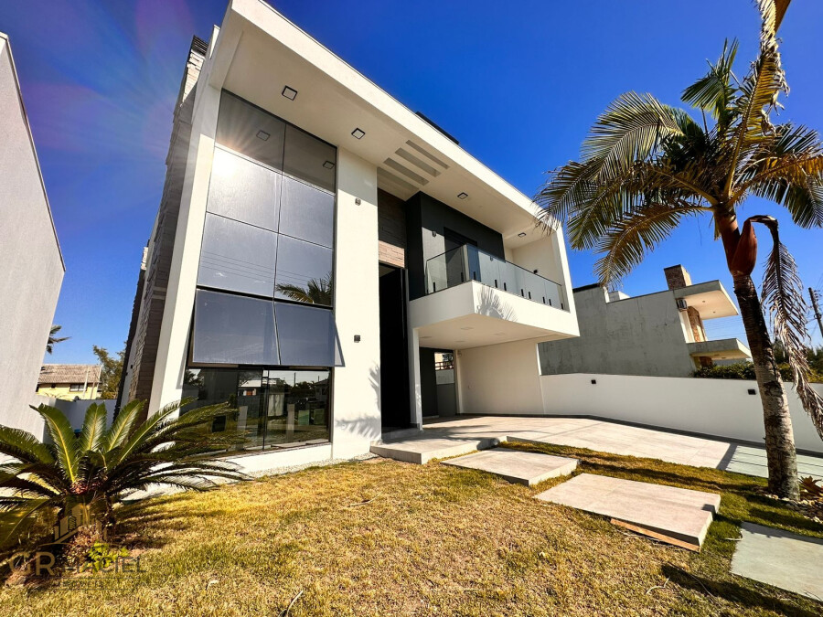 Casa com 4 dormitórios  em Passo de Torres 
