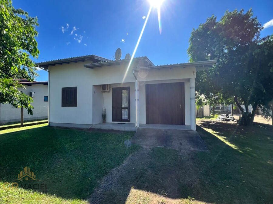 Casa com piscina e 3 dormitórios bairro São Braz Torres